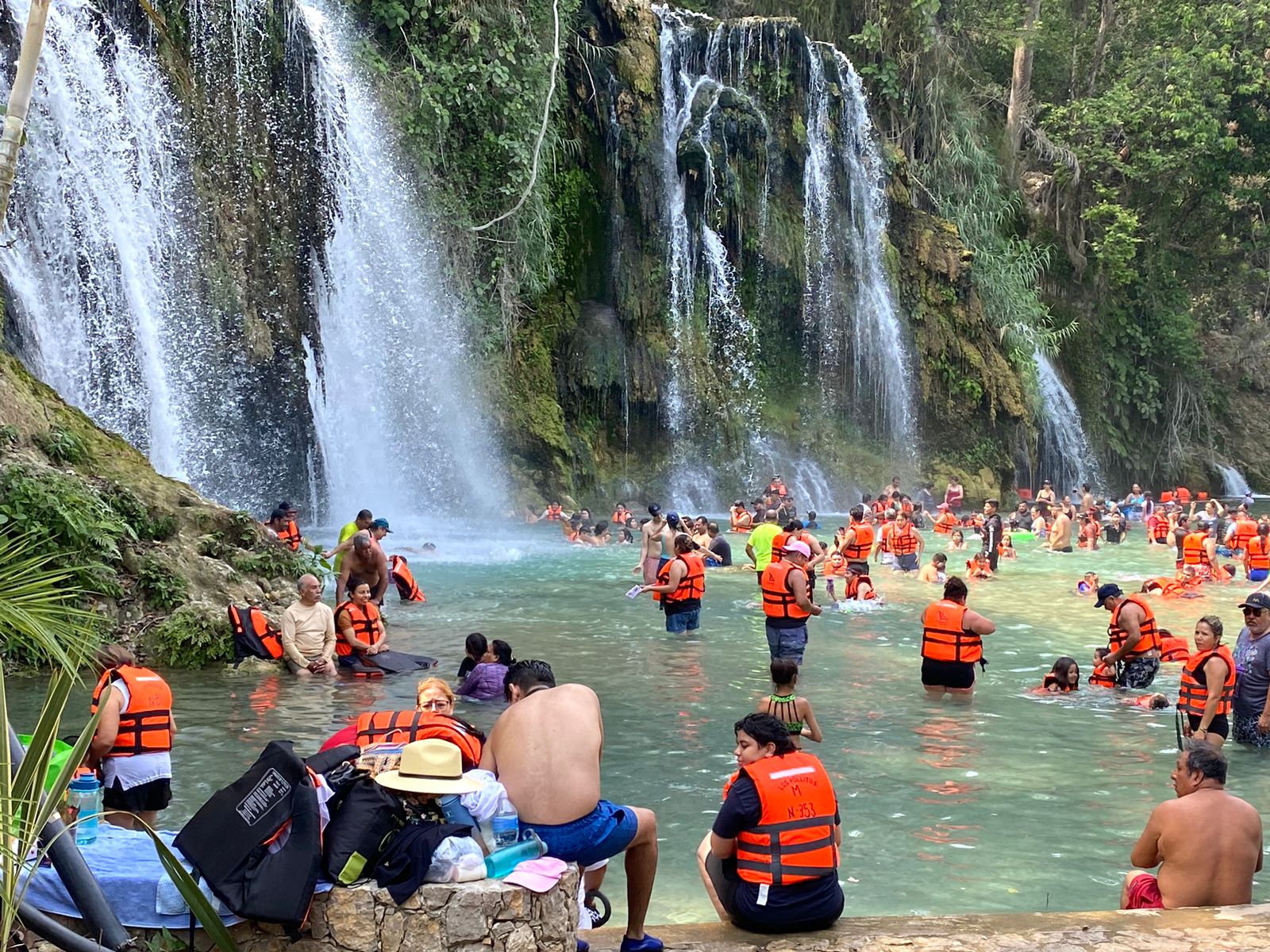 El turismo disfruta de mlas cascadas de la huasteca.