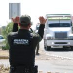 Halla Caminos camioneta robada con sangre en una carretera estatal