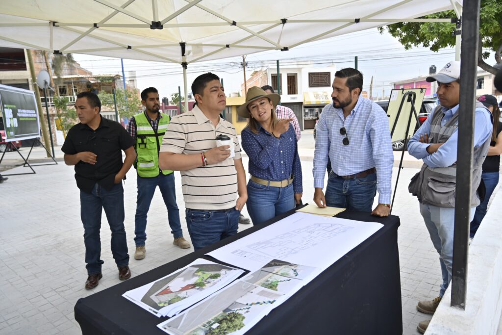 Gallardo supervisa construcción de Plaza Las Águilas