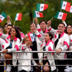 El desfile de México por el Río Sena en ceremonia de inauguración de Paris 2024
