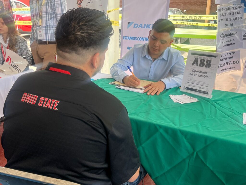 Ofrecieron más de 500 empleos en la feria celebrada en la UTAN