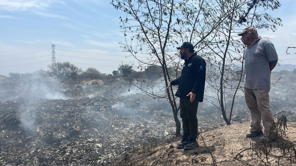 Sofocan incendio en tiradero clandestino en el Saucito