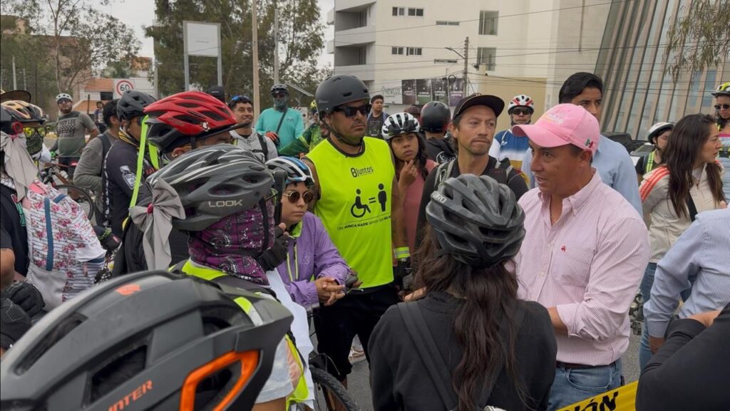 Atienden a ciclistas quejosos que protestaron en la Av. Salvador Nava