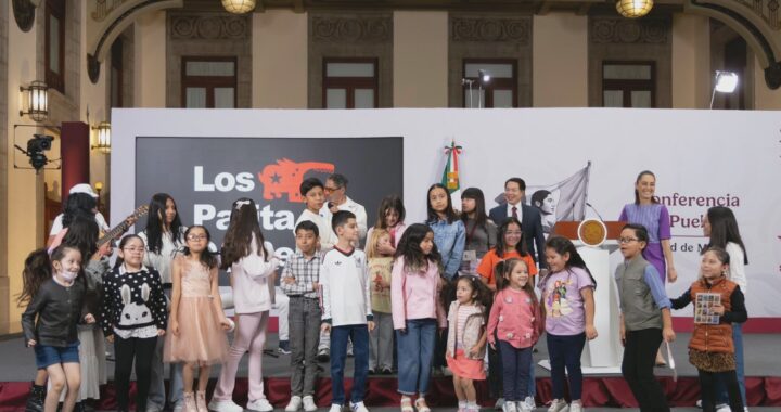 Sheinbaum inicia entrega de tarjetas de la beca ‘Rita Cetina’ para útiles escolares