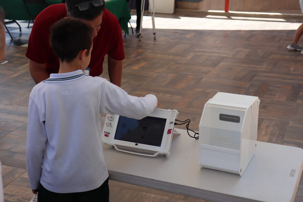INE organiza elección estudiantil en Colegio Terranova de San Luis Potosí