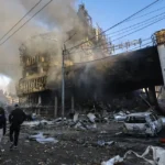 Cuatro muertos y casi 100 heridos en un bombardeo ruso a Ucrania