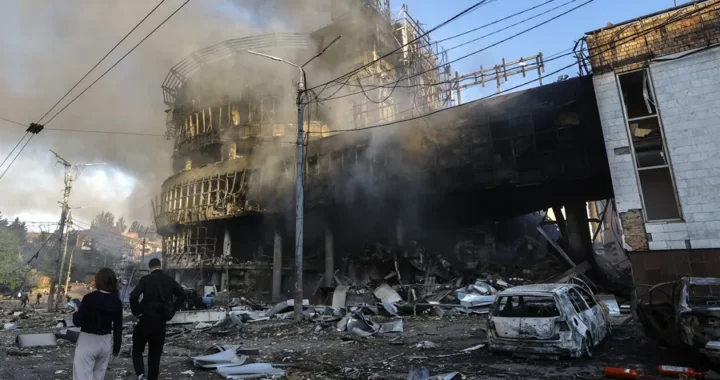 Cuatro muertos y casi 100 heridos en un bombardeo ruso a Ucrania