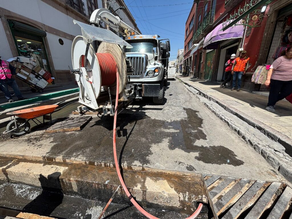 Interapas retira 120 kilos de basura de drenajes en el Centro Histórico