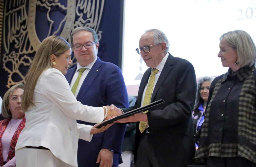 Docente de la UASLP recibe máximo galardón nacional en enfermería