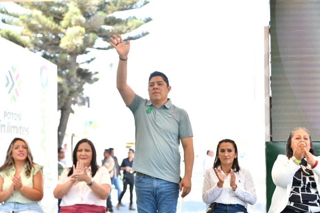 Gallardo entrega rehabilitación de avenida Seminario y Plaza Los Silos en Villa de Pozos