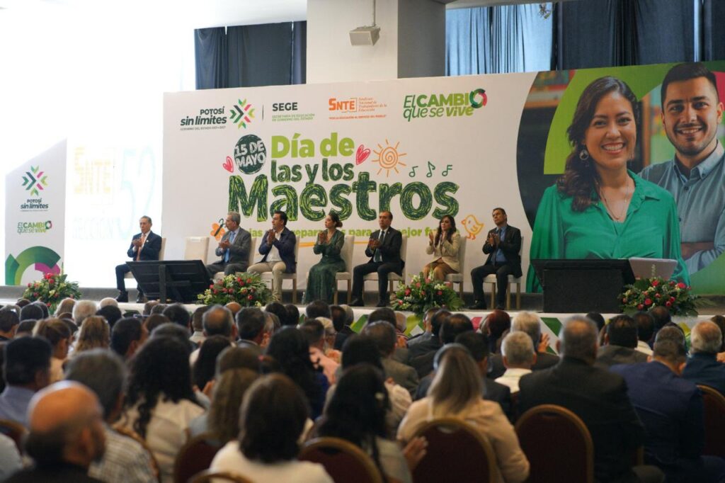 SEGE entrega Premio Estatal a la Educación y reconocimientos por años de servicio