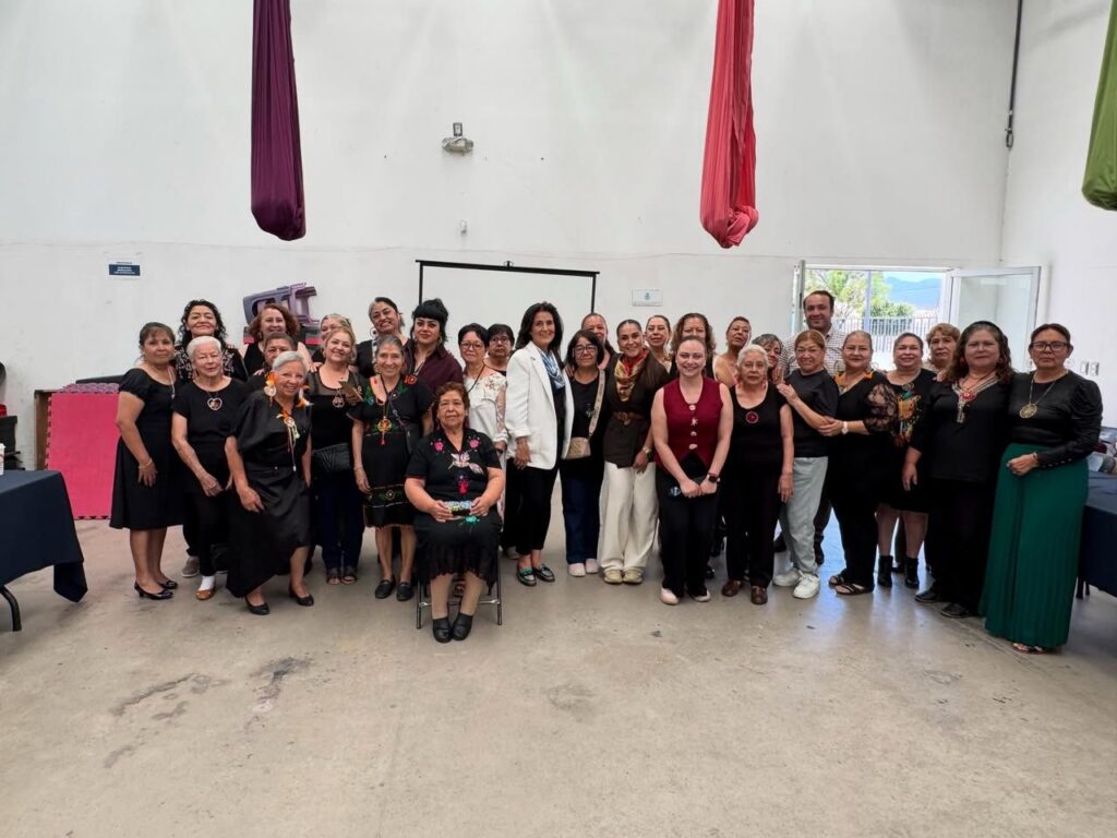 Más de 40 mamás participaron en taller de bienestar emocional en la capital