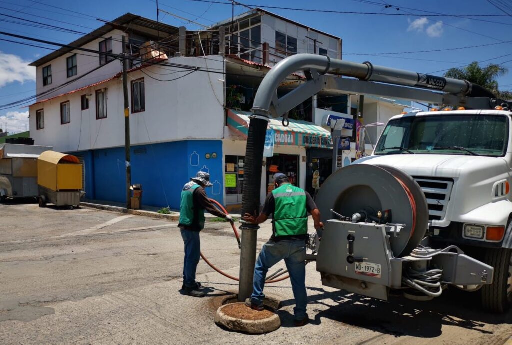 Desazolva la CEA red sanitaria y limpia registros en colonias de la metrópoli por lluvias