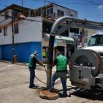 Desazolva la CEA red sanitaria y limpia registros en colonias de la metrópoli por lluvias