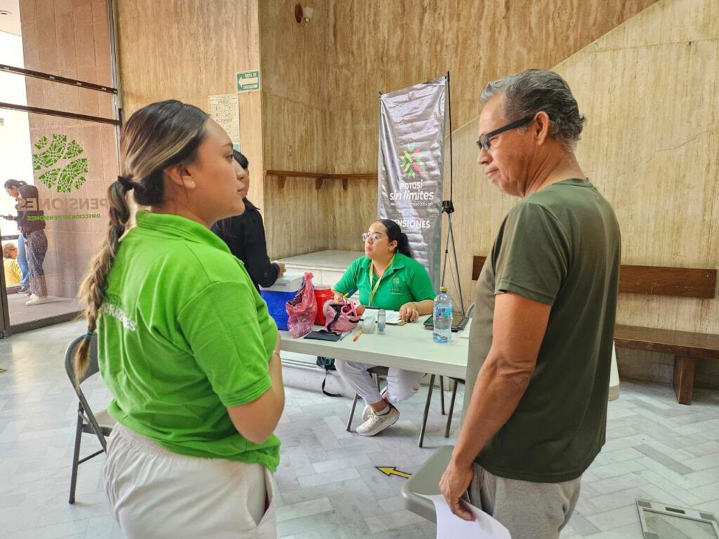 Llevan brigada médica a pensionados para fortalecer la atención preventiva