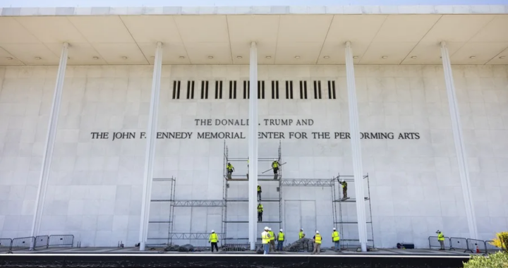 Retiran el nombre de Trump del Centro Kennedy por orden judicial