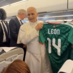 Papa León XIV recibe playera de la Selección Mexicana durante su viaje a España