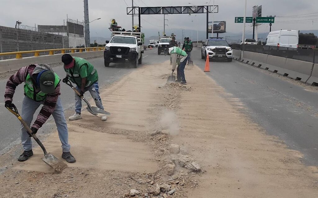 Dan mantenimiento a vialidades de alta circulación en la capital