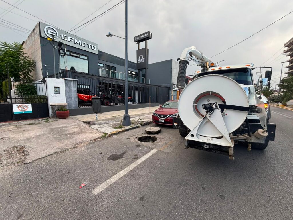 Retira Interapas 80 kilos de basura y lodo para destapar drenaje en Tequisquiapan