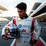 El mexicano Noel León celebra su primer triunfo en una carrera principal de F2