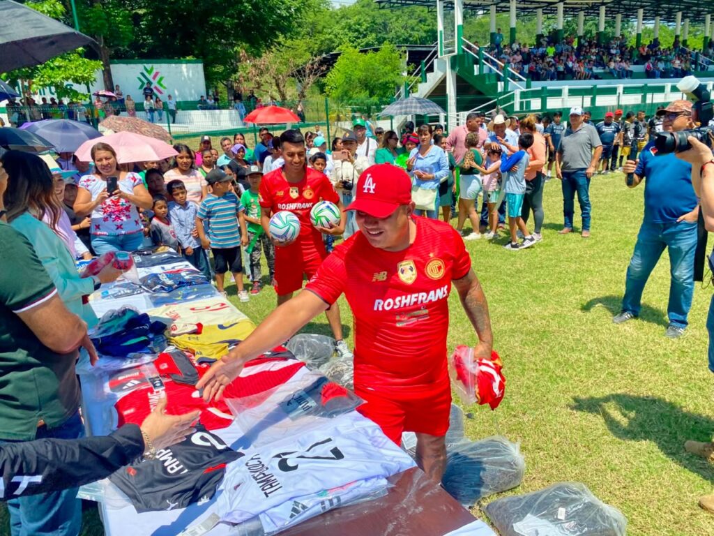 Seduvop entrega rehabilitación de la Unidad Deportiva de Aquismón