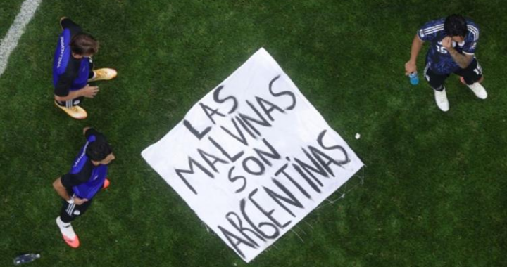 FIFA abre cargos contra Argentina por pelea en la final del Mundial y pancarta sobre las Malvinas