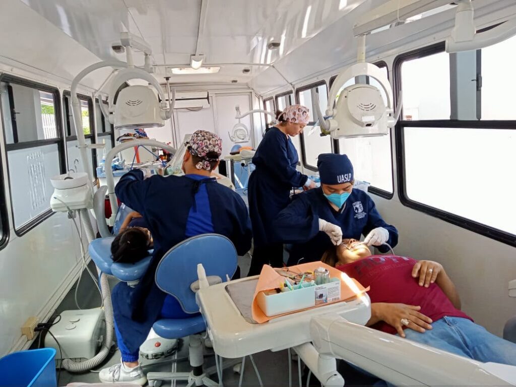 Egresada de Estomatología de la UASLP lleva salud bucal a comunidades potosinas