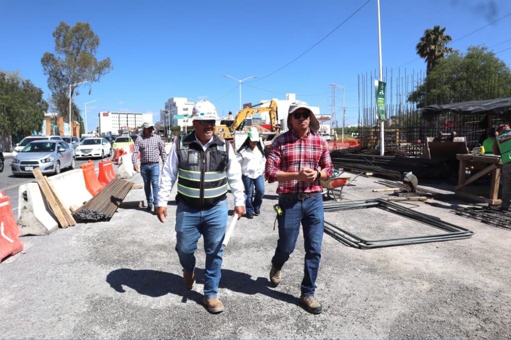 Titular de la Seduvop supervisa obras en curso