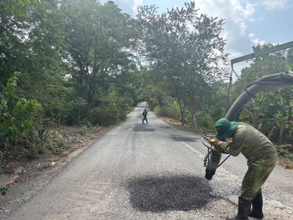 JEC realiza trabajos de bacheo y limpieza en el tramo Axtla-Coxcatlán