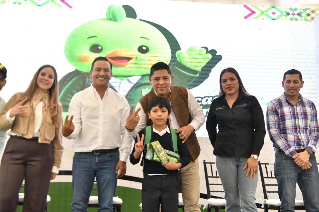 Útiles escolares y luminarias LED entrega Gallardo en Mexquitic de Carmona