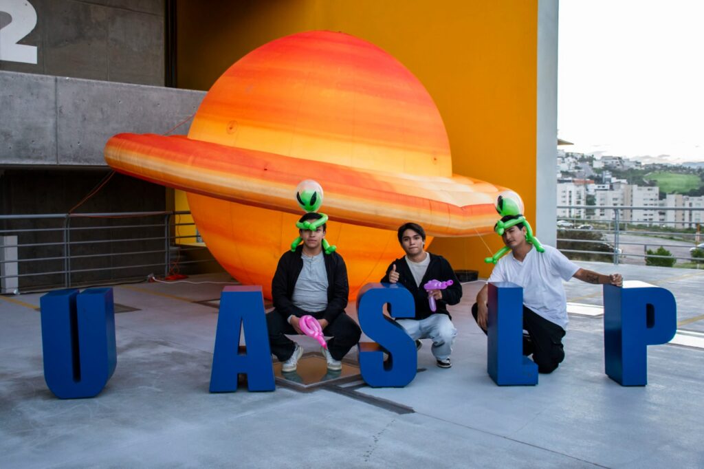 UASLP acerca la astronomía a familias y estudiantes con una Noche Astronómica
